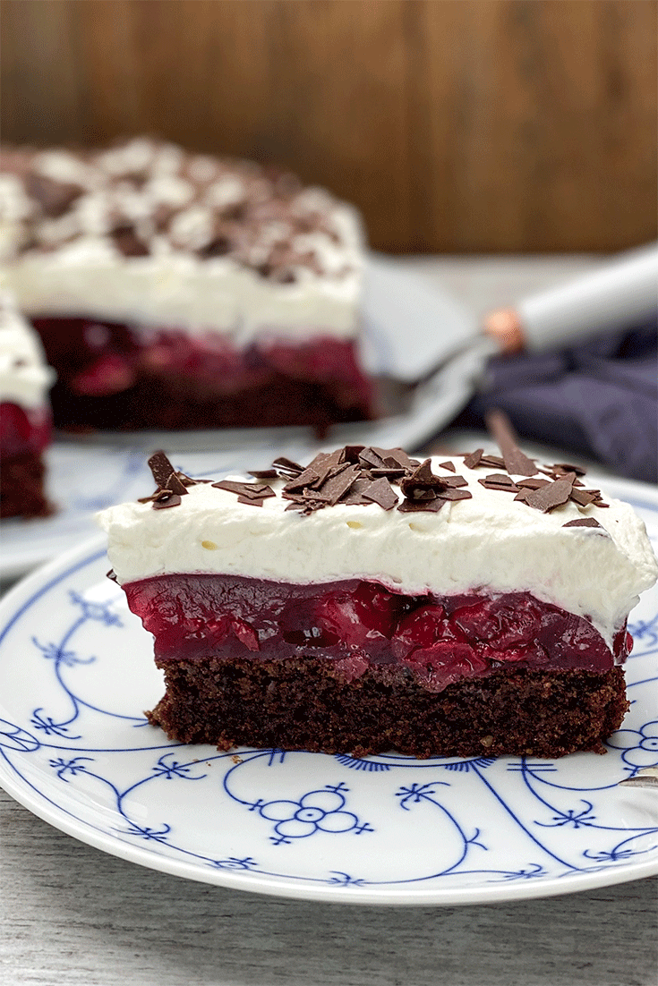 Anschnitt Schoko-Kirsch-Torte mit Sahne