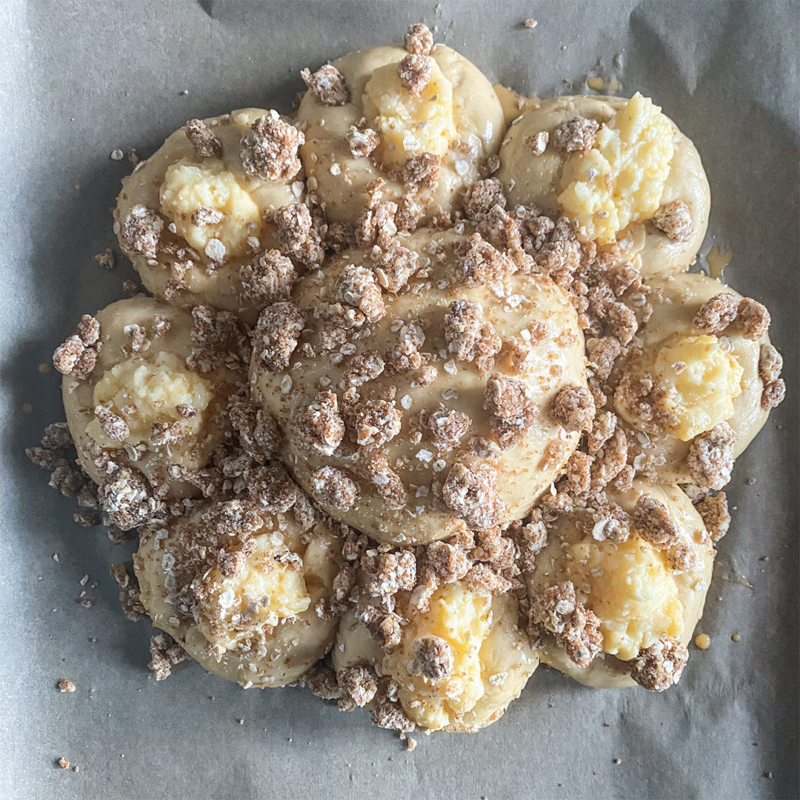 Streuselblume mit Pudding vor dem Backen
