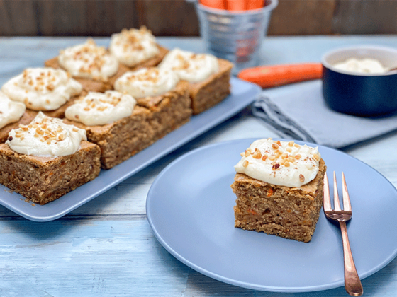 Veganer Karottenkuchen mit Frischkäse-Topping
