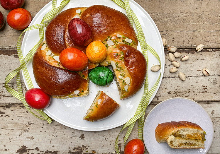 Anschnitt Osterkranz mit Pistazien und Aprikosen