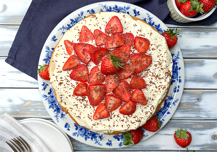 Erdbeer-Biskuit-Torte von oben