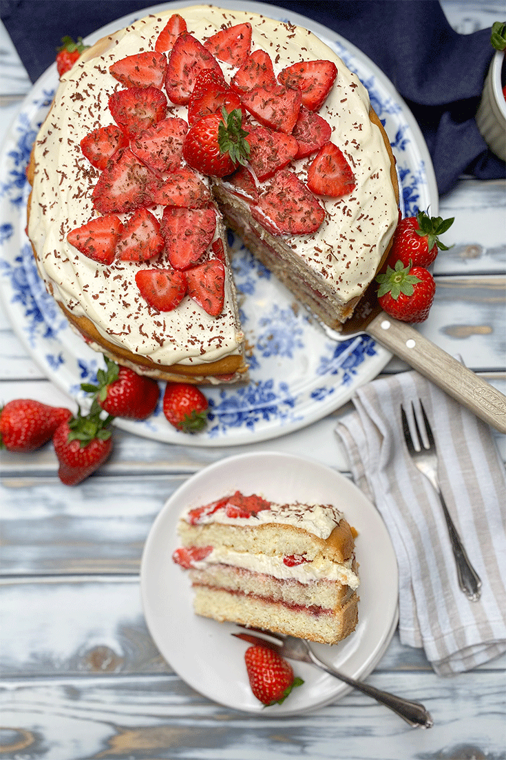 Anschnitt Erdbeertorte mit Biskuitboden