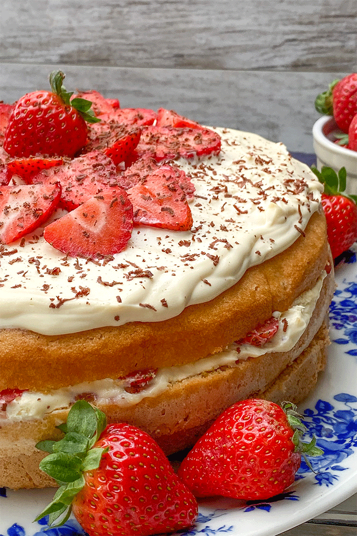 Erdbeer-Torte mit Biskuitboden