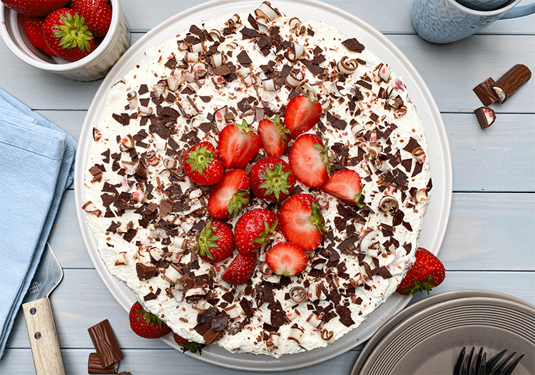 Erdbeer-Torte mit Schokolade von oben