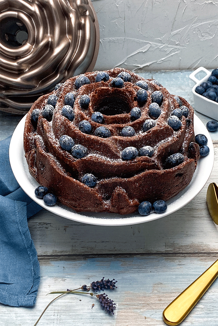 Gugelhupf mit Schokolade und Blaubeeren