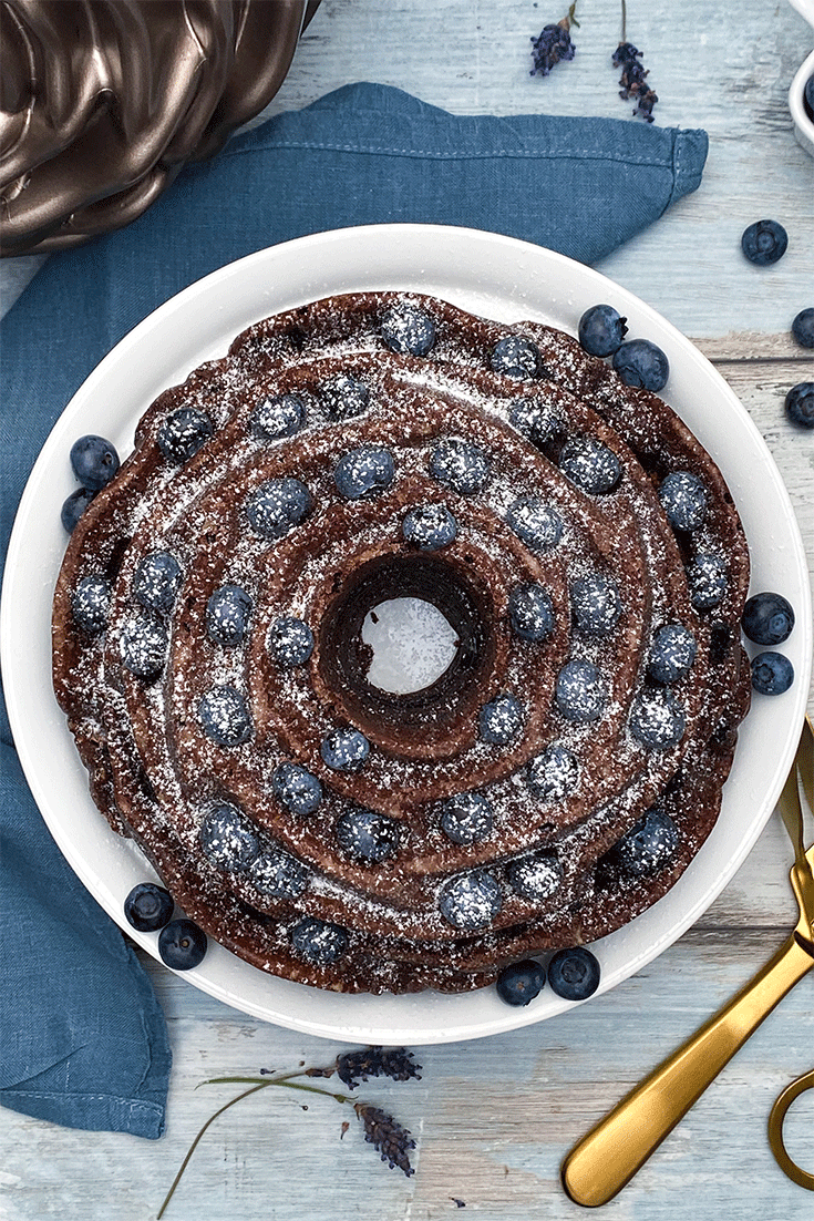 Schokoladen-Blaubeer-Gugelhupf in Rosenform