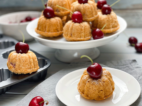 Mandel-Muffins mit Kirschen