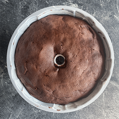 Gebackener Schokoladen-Gugelhupf in Backform