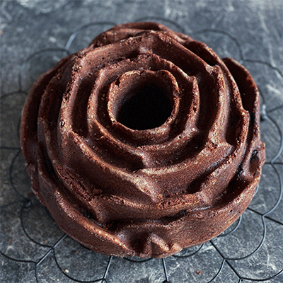 Schokoladen-Gugelhupf in Rosenform