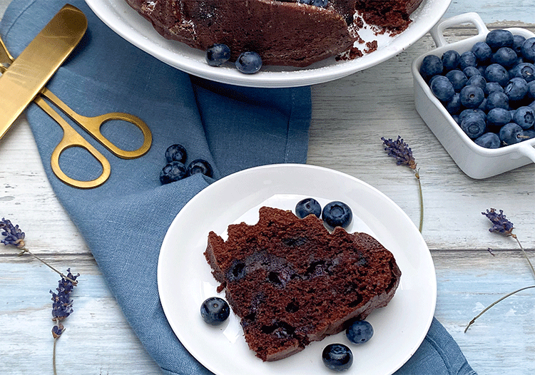 Anschnitt Schokoladen-Blaubeer-Gugelhupf