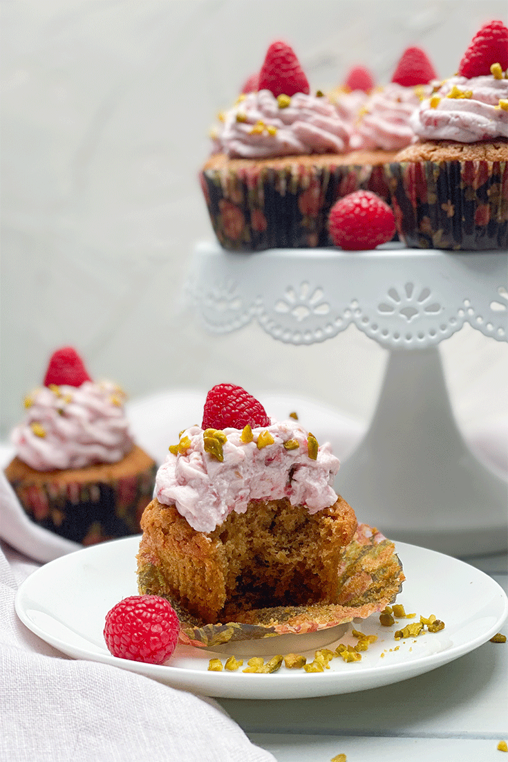 Pistazien-Cupcakes mit Himbeer-Mascarpone-Topping - Küchenmomente