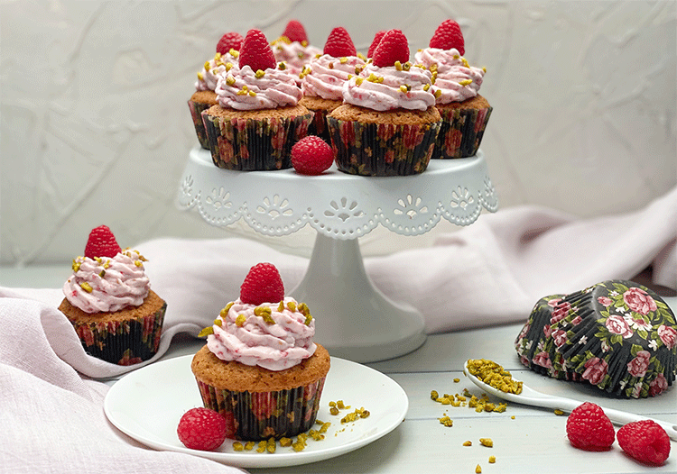 Cupcakes mit Pistazien und Topping mit Himbeeren