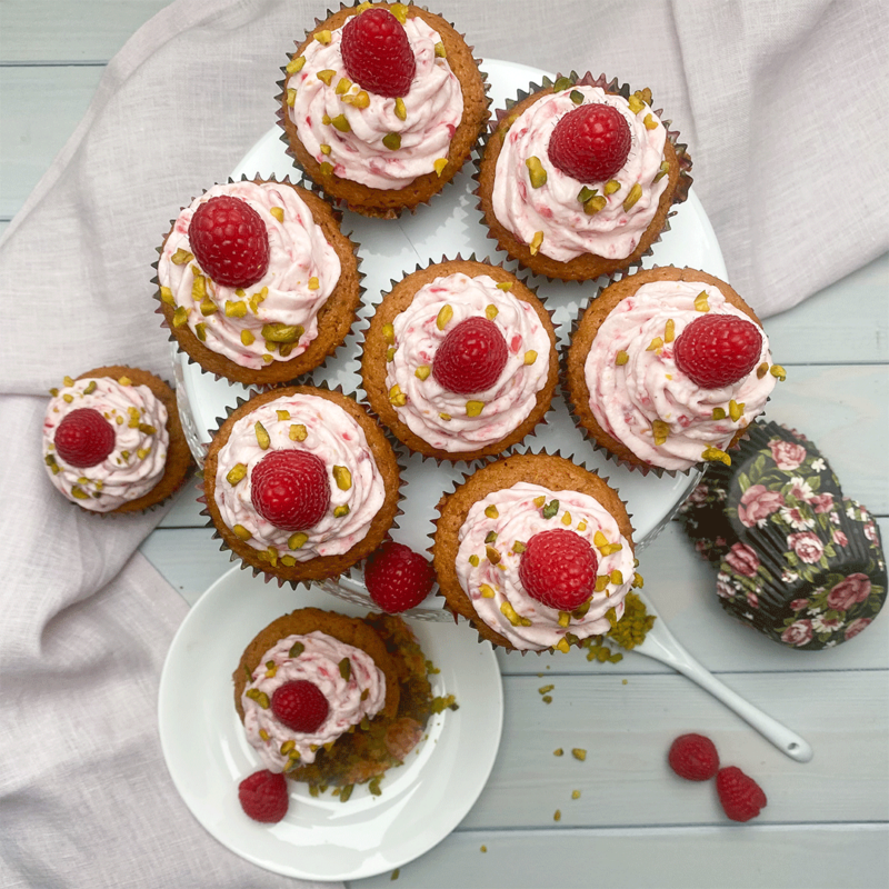 Vogelperspektive Pistazien Cupcakes mit Himbeer Topping