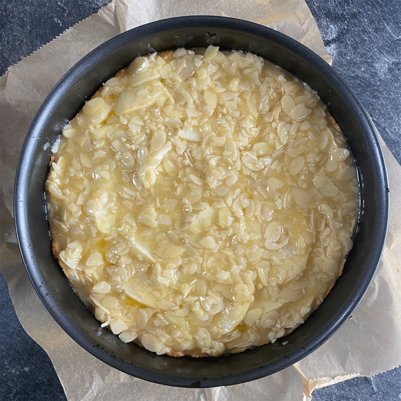 Apfelkuchen mit Mandelhaube vor dem Backen