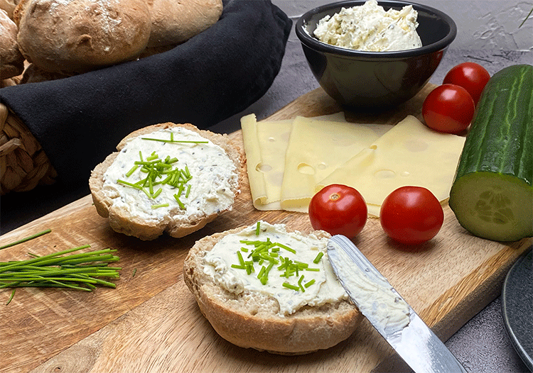 Rustikale Brötchen mit Frischkäse
