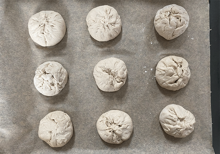Rustikale Brötchen vor dem Backen