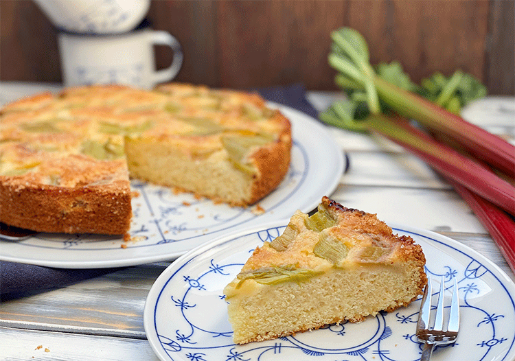 Anschnitt Rhabarberkuchen mit Eierlikör upside down