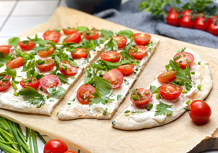 Anschnitt Kräuter-Flammkuchen mit Tomaten