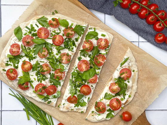 Flammkuchen mit Tomaten und Kräutern