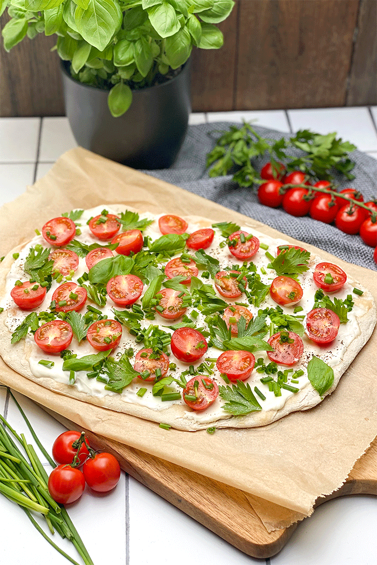 Flammkuchen mit Tomaten und Kräutern