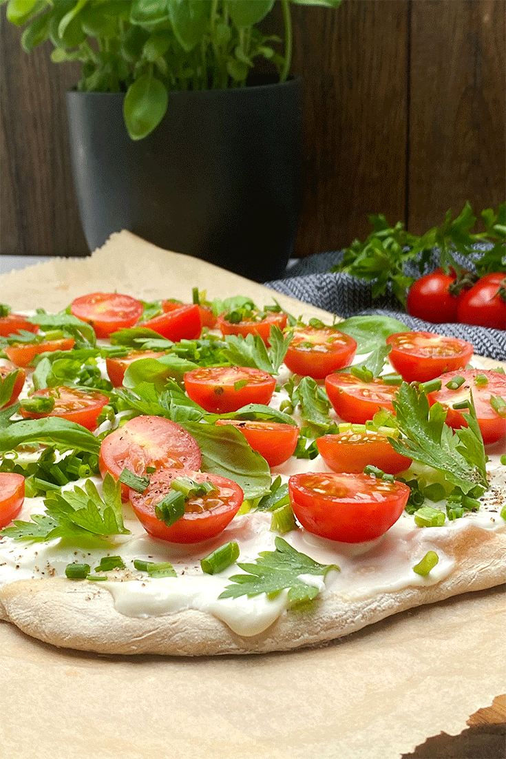 Kräuter-Flammkuchen mit Tomaten - Küchenmomente