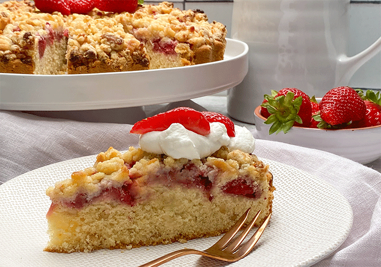 Anschnitt Feiner Erdbeer-Streuselkuchen