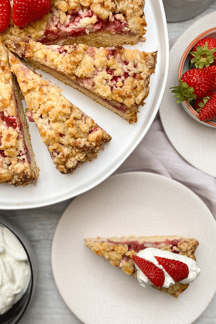 Anschnitt Feiner Erdbeer-Streuselkuchen