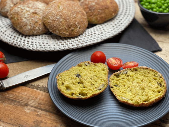 Grüne Dinkelbrötchen mit Erbsen in der no knead Version