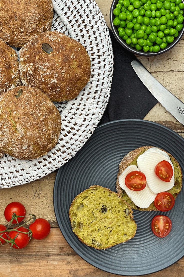 No knead Dinkelbrötchen mit grünen Erbsen 