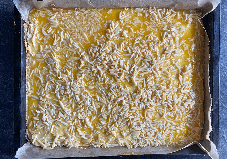 Zubereitung persischer Butterkuchen mit Topping vor dem Backen