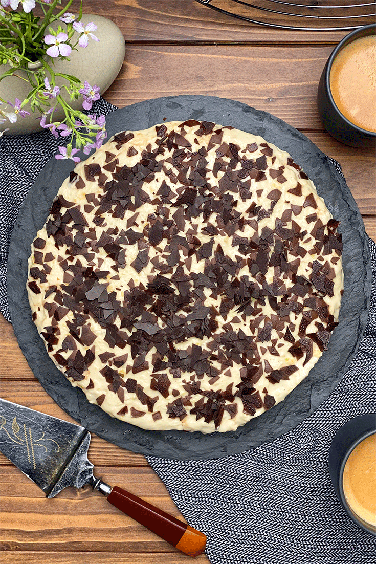 Kirschkuchen mit Marzipan-Creme und Schokoraspeln