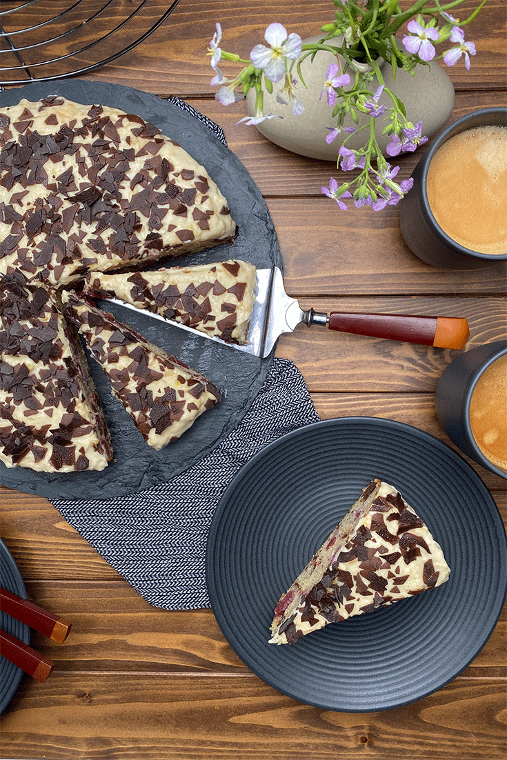 Kirsch-Kuchen mit Schokolade und Marzipan-Creme