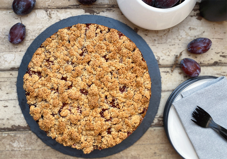 Streuselkuchen mit Mohn und Pflaumen