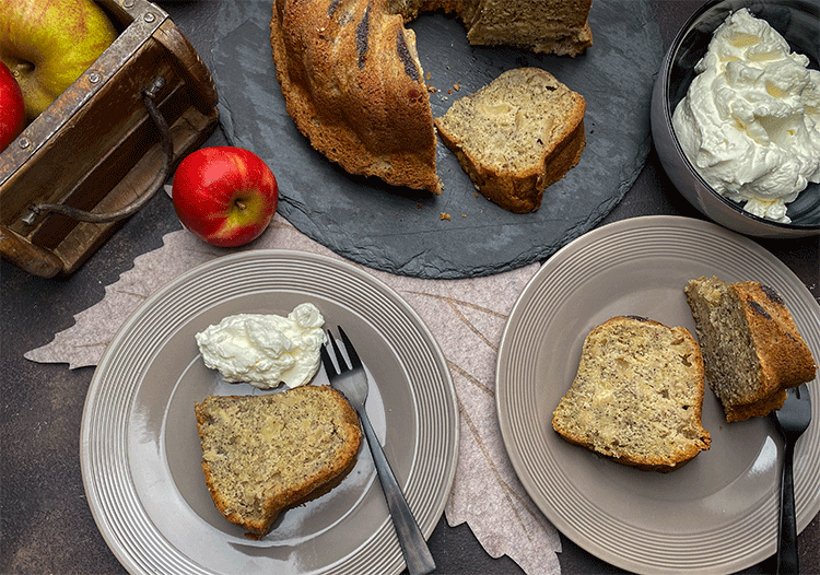Anschnitt Gugelhupf mit Apfel und Mohn