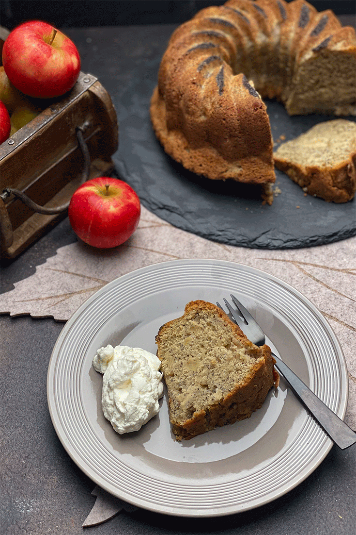 Anschnitt Gugelhupf Apfel Mohn