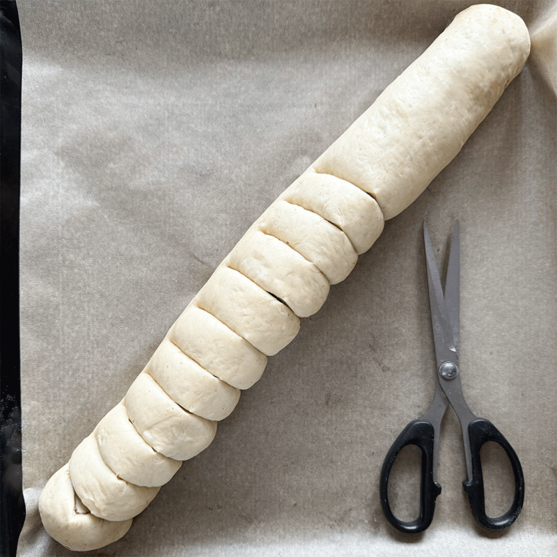 Kanellängd Zimtbrot einschneiden
