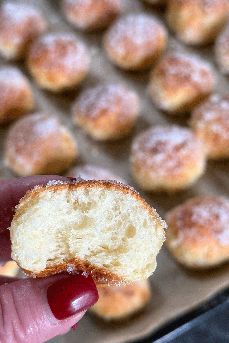 Anschnitt fluffige Quarkbällchen aus dem Backofen