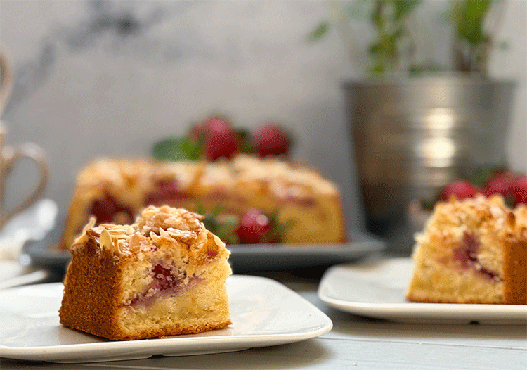 Anschnitt Erdbeerkuchen mit Mandeln