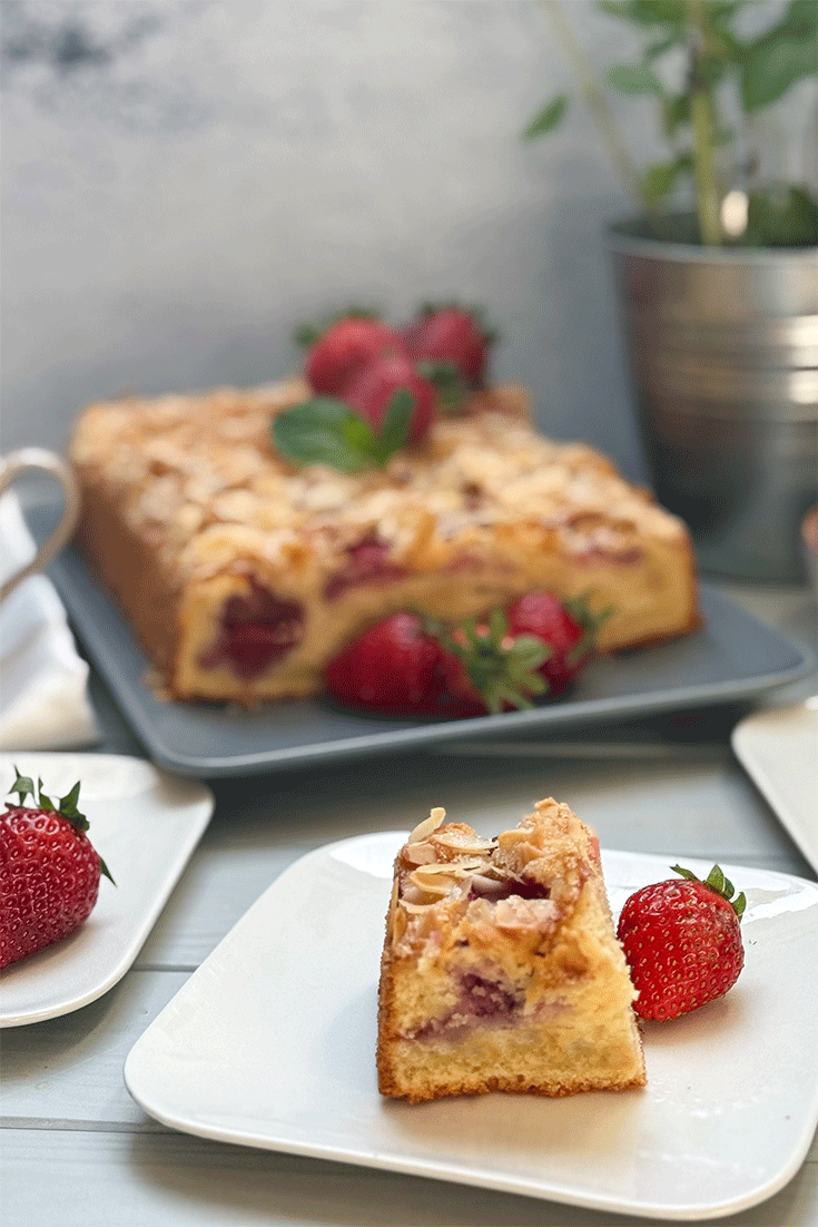 Anschnitt Blechkuchen Erdbeer Mandel Kuchen