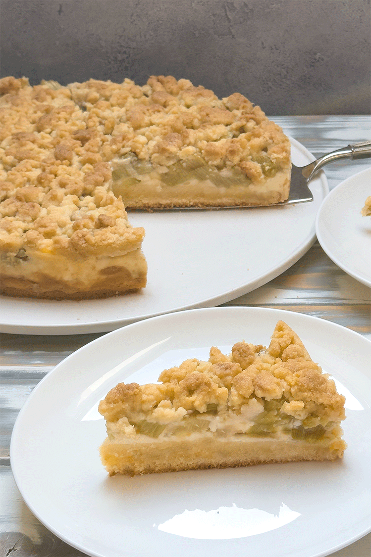 Anschnitte Rhabarberkuchen mit Streusel und Puddingcreme