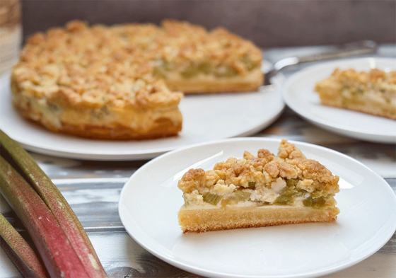 Rhabarberstreuselkuchen mit Puddingcreme