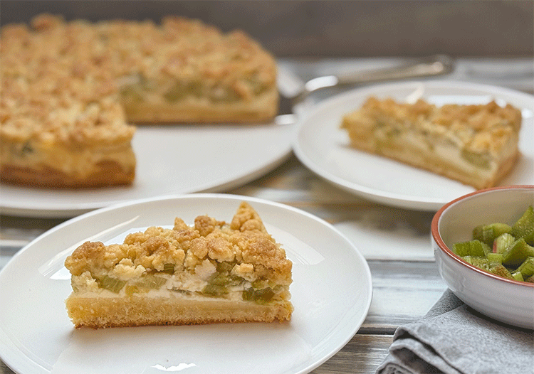 Streuselkuchen mit Rhabarber und Puddingcreme