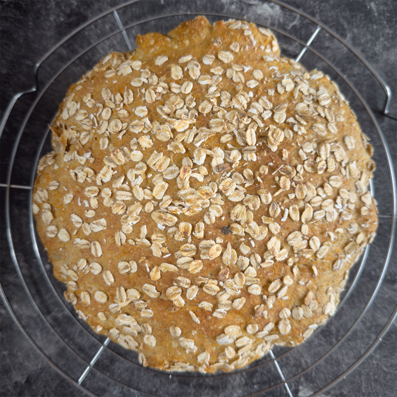 Hafer-Karotten-Brot auf Abkühlgitter