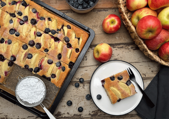 Blechkuchen einfach und lecker hier mit Apfel und Heidelbeeren