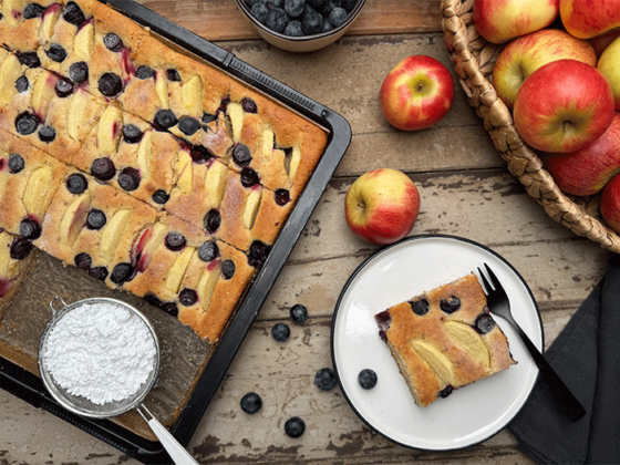 Blechkuchen einfach und lecker hier mit Apfel und Heidelbeeren