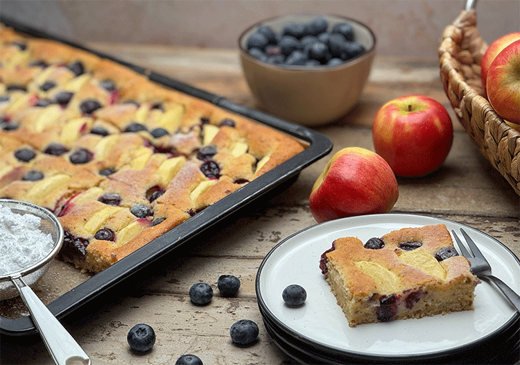 Apfel-Heidelbeer-Blechkuchen