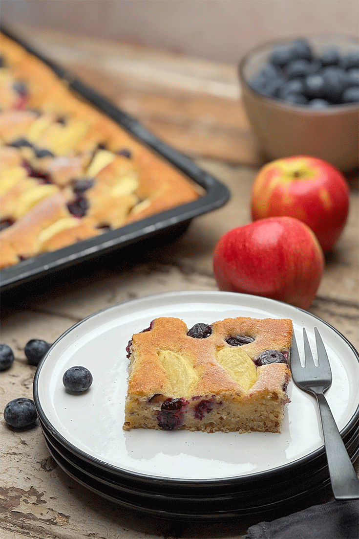 Anschnitt Blechkuchen Apfel Blaubeeren