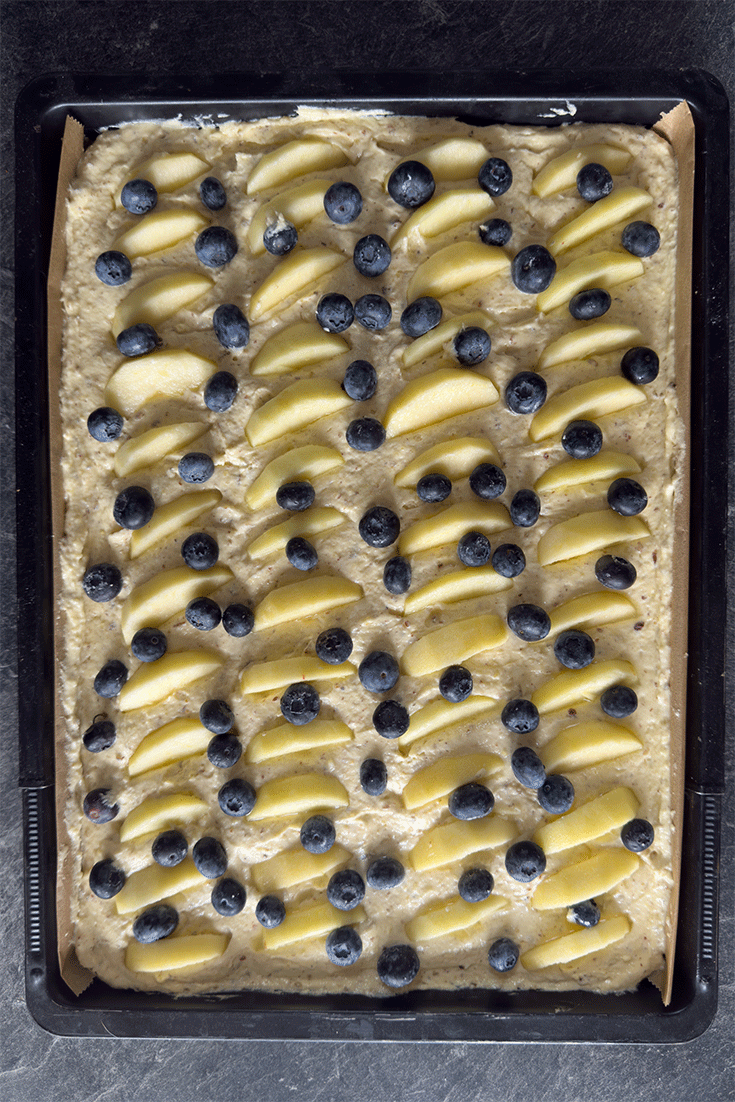 Blechkuchen Apfel-Heidelbeeren vor dem Backen