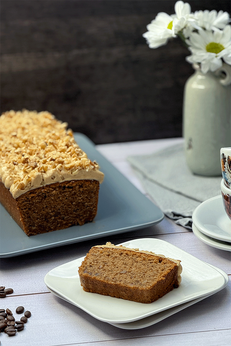 Anschnitt Walnuss-Espresso-Kuchen mit Topping