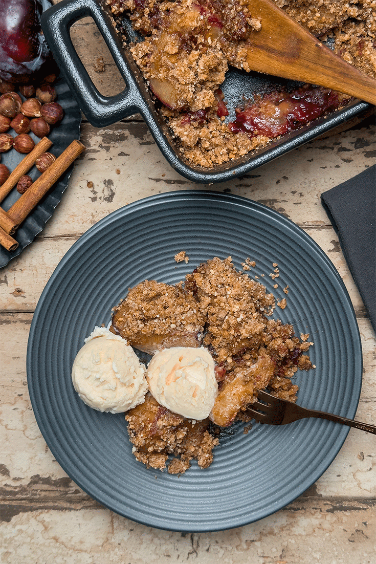 Pflaumen-Crumble mit Vanilleeis